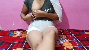 उसके चुत मे लंड डाला तो ओ उठ गई ओर चिलाई आ बोलके