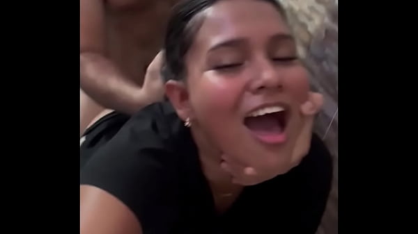ENCUENTRO A LA SIRVIENTA INDIA SOLA EN CASA Y LE PIDO QUE ME SAQUE TODA LA LCHE CON SU BOCA