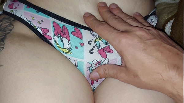 Xxx Minha enteada me most sua nova calcinha que tem um cheiro rico e delicioso