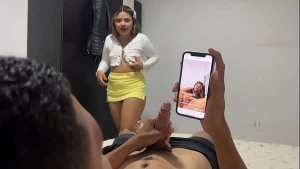 Hermanastra atrapó a su hermanastro masturbándose con una foto de ella