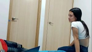 mi jovencita hermanastra teen de 18 aÑos entra para preguntar que estoy haciendo pero yo se que lo que quiere es chuparme la verga y despues follarla porno en espanol