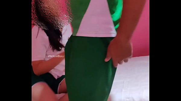 COLEGIALA 18 AÑOS VIRGEN ES FOLLADA POR SU COMPAÑERO SE QUEDAN SOLOS EN CASA PORNO CASERO REAL UNIFORME ESCOLAR