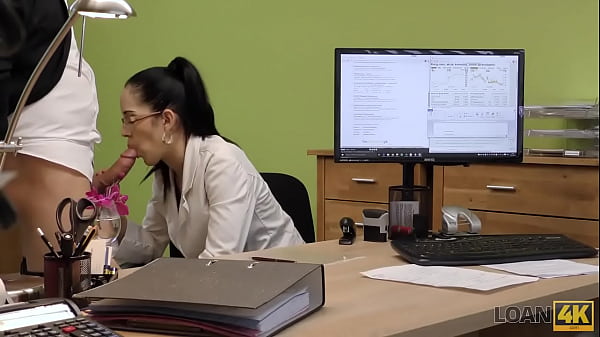 LOAN4K. Stranger, qui travaille dans un bureau de prêt, satisfait une fille pour le sexe
