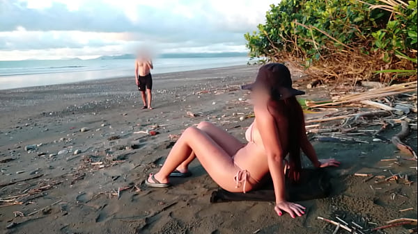 ME FOLLA UN DESCONOCIDO! Estaba en la playa y me folan. Porno real