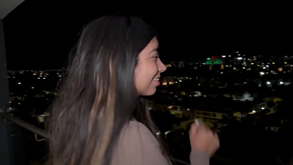 Mexicana de tetas perfectas es follada por una verga enorme en el balcón, Verito Aguas recibe una enorme polla en su estrecho coño húmedo