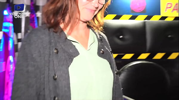 Un vieux couple baise dans un club !