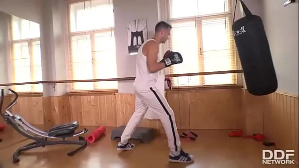 Boxing, Sucking, Cumming: Blowjob Workout At The Gym