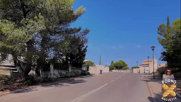 Charlotte, coquine souriante, ne jure que par la baise