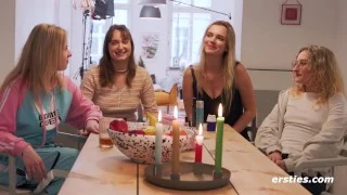 Ersties – Wilde lesbische Orgie beim Jenga-Spiel