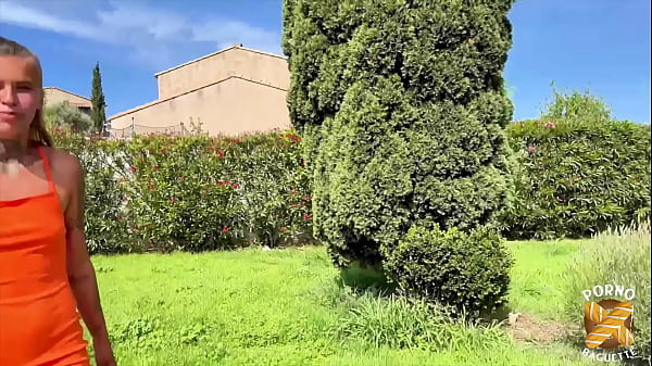 Mélanie, belle blonde, veut du sexe brutal !