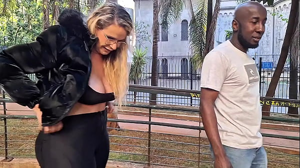 Reencontrei com uma amiga de escola depois de anos levei ela pra minha casa e passei a pica na puta safada até o cu dela eu fodi sem camisinha