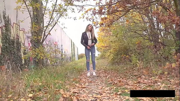 Venturous Vanessa Piss In Public