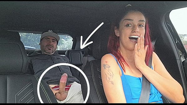 Motorista de app viaja sem calcinha no carro e deixa passageiros de pau duro!