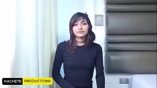 Angie sumisa de 19 años inicia en el mundo del porno