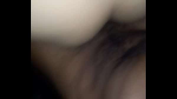 Asi descubres que tu esposa es infiel follando con tu amigo e el auto sin condon