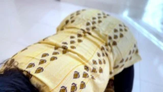 Big Ass Curvy Arab Hot Stepmom Stuck under Bed إنها تريد مني ممارسة الجنس الشرجي