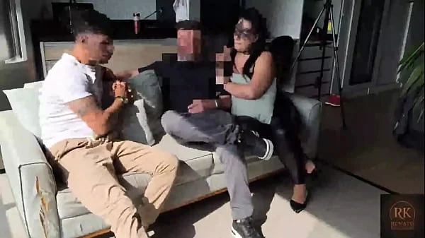 Dei muito leite para a mulher gato. Casada muito gostosa e safada, foi no meu apartamento para pedir leite. Coloquei a rola para fora e fiz a safada mamar.