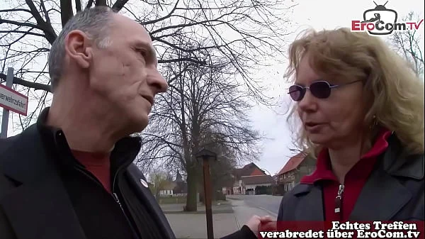 Deutsche Reife Hausfrau auf der Straße zum Sex überredet