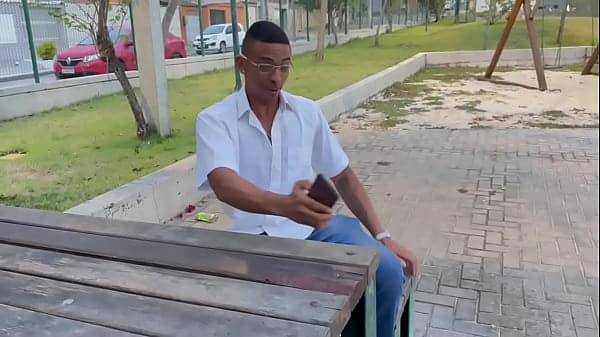 encontrei com uma novinha brincando no parque e ela pediu pra bricar com meu pirulito cabecudo então levei ela para o carro(COMPLETO NO RED)