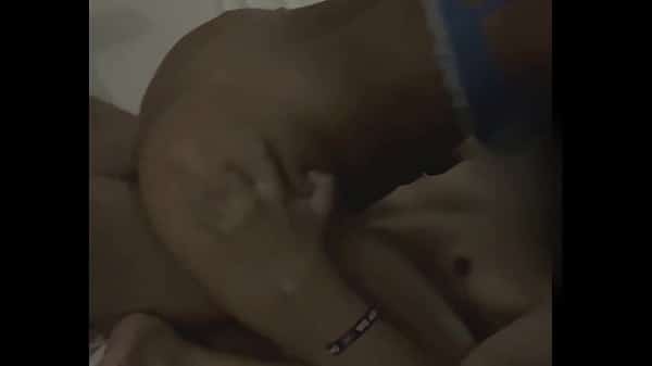 fudendo a buceta da mulher do amigo sem camisinha