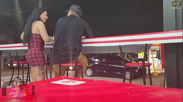 Fui na pastelaria apenas comer um pastal claro mas não esperava ser reconhecida por um safado que não parava de me olhar, cheguei juntoe fomos foder no carro.