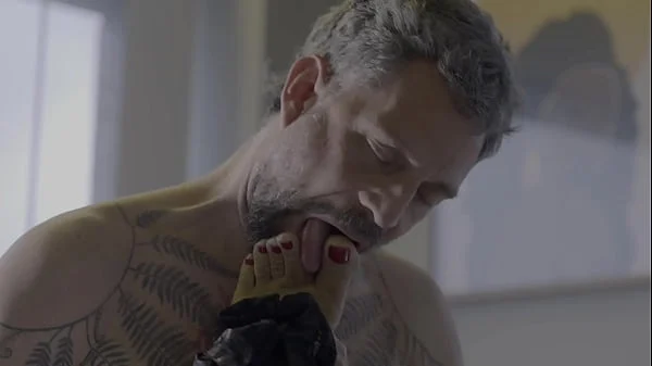 Horny Lady Gets Very Excited When Her Feet Are Worshipped