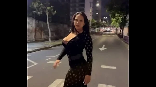 Madura zorra le gusta mostrar en la calle