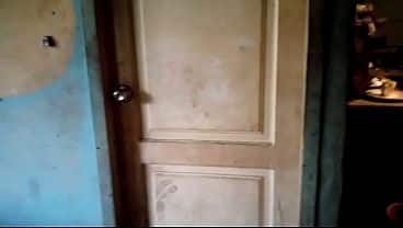 MI CUÑADO ESTABA SOLO EN SU CUARTO ME LE ENTRO PARA SEDUCIRLO Y QUE ME LO HAGA (ESCUCHA COMO LE DIGO QUE MI HERMANA AUN NO VIENE) “porno casera”