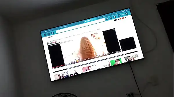 Mi esposa me masturba mientras los dos vemos porno en la televisión