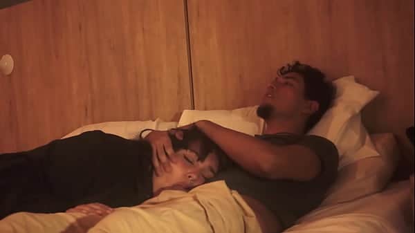 Mi hermanastro me mete su pene en mi boca mientras estamos acostados,no tuvo piedas con mi boquita y me la lleno de leche tratandome como su putita