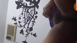 Mujer trans se mete el consolador grande hasta el fondo y muy caliente