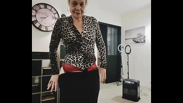 Petite milf cochonne prête a recevoir bonne bite en levrette