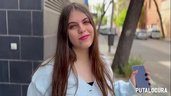 PutaLocura – Preciosa chubby española de ojos azules es pillada por Torbe y traga su leche