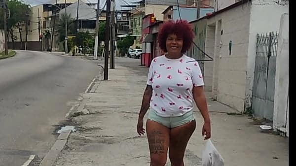 Se exibindo feliz pois o amante vai visitar mais tarde