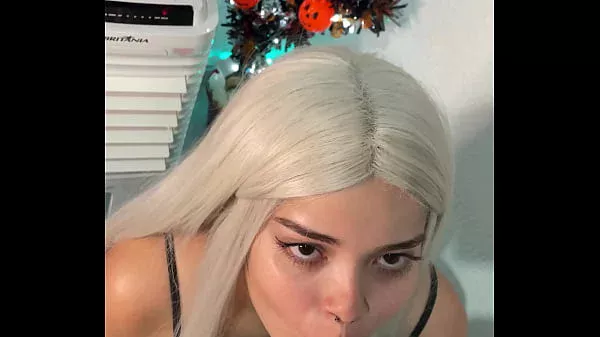 A Bruxa do Prazer: ela engole e masturba o pau grande com olhar de sedução