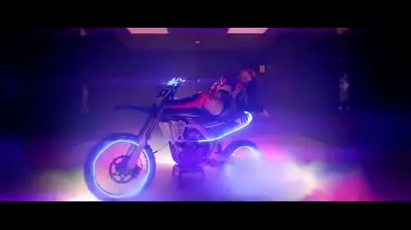 Bulgarian singer twerking on song video