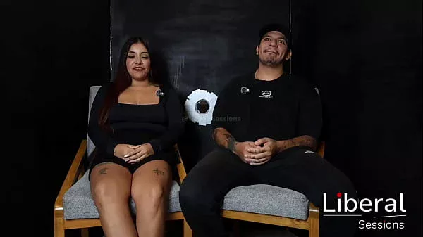 CHICA TATUADA DE GRANDES TETAS ES COGIDA EN GLORY HOLE FRENTE A SU CORNUDO