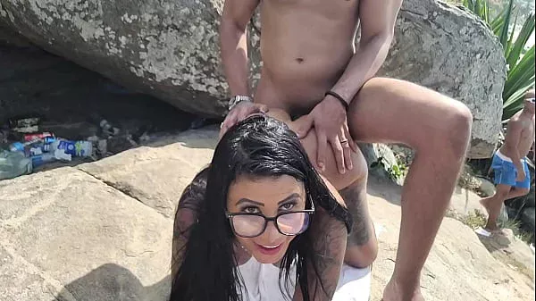 Comi a gostosa na praia de nudismo na frente de todo mundo.