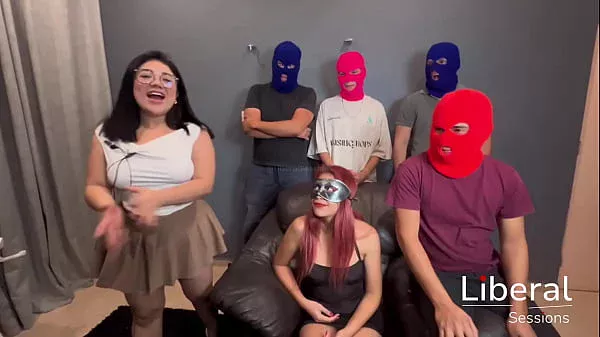 Flaquita hotwife jugando botella con singles y su cornudo esposo, le mama la verga a todos