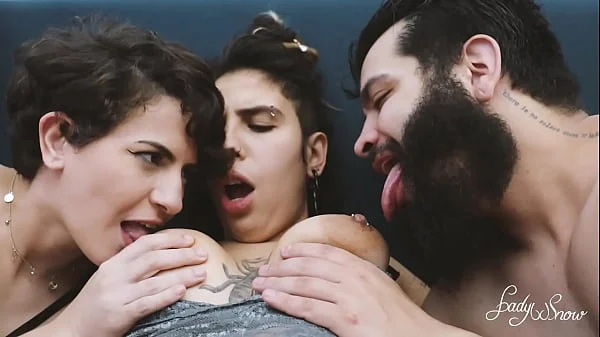 Foda a três com duas putinhas da buceta peluda, fodi o cuzinho das duas com força