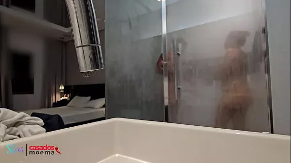 O corno do marido ficou assistindo sua esposa tomar banho com outro BBC