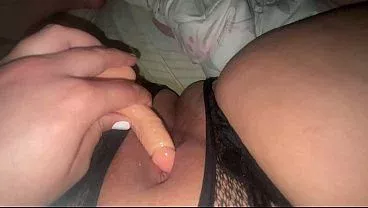 penetro mi vagina con este dildo en la noche sola