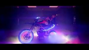 Bulgarian singer twerking on song video