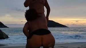 Hotwiffe fudendo com na praia com jovem