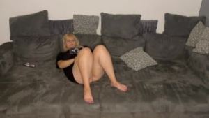 Masturbieren porno schauen multiple orgasmen satisfyer Fingern feucht auf Couch Solo