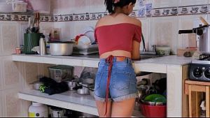 Me cojo a mi hermastra en la cocina mientras mi mamá sale al supermercado por las galletas de navidad, merry christmas ¡¡¡¡ parte 1 vid completo en xvideos red