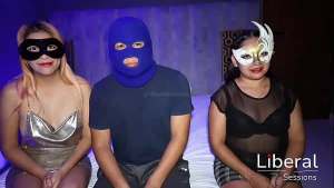 SU ESPOSO SE COJE A SU AMIGA DE SU HOTWIFE TERMINAN EN TRIO BISEX