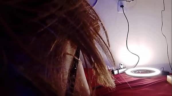 A loira, chegou bem a vontade em frente as câmeras exibindo seu peitões e sua raba grande.