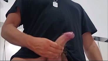 A.P.O. – GEMITI E SUSSURRI PROIBITI – MASTURBAZIONE LENTA FINO ALL’ORGASMO – TROPPO VICINO PER IGNORARLO | SEGA CAZZO GROSSO IN PRIMO PIANO E INTENSO ORGASMO CON OMAGGIO DI SBORRA CALDA (POV)