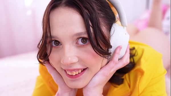 Akina Asmus – This teenage girl’s long-time fantasy finally came true: she tried anal sex with a huge cock for the first time (part 1)